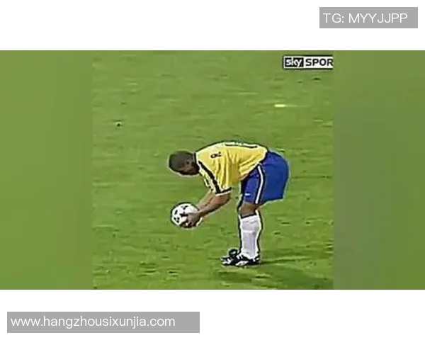 足球明星闪耀瞬间捕捉精彩时刻展现球场魅力与激情的完美画面